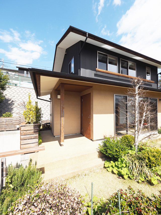 メンテナンス性を考え、外壁はガルバリウム鋼鈑とリシンかきおとし仕上。