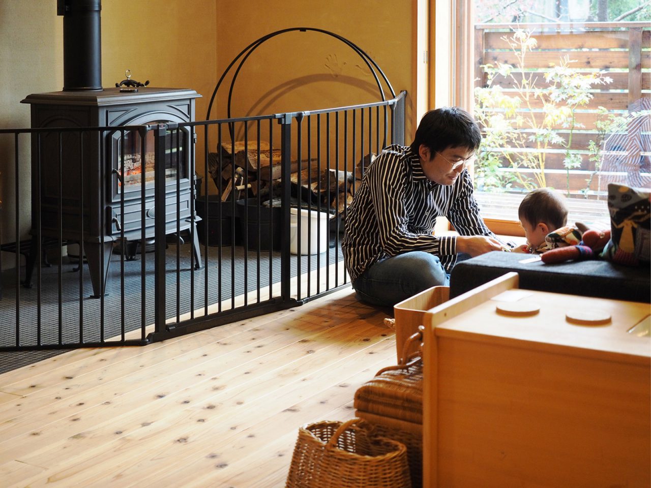 暖炉の前は特等席。炎と家族の会話に集中できるリビングに。