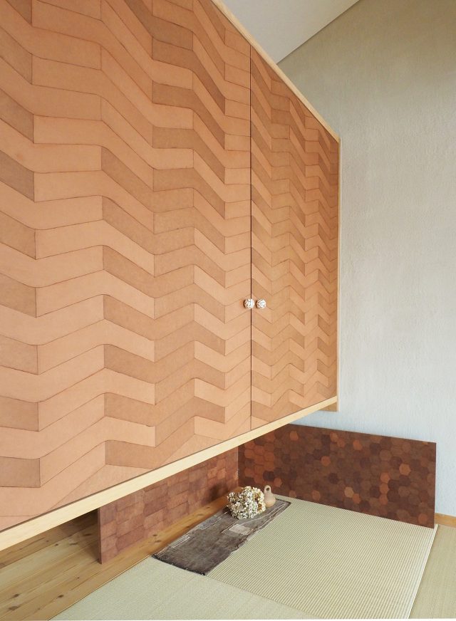 朝子さんによる柿渋和紙張りの開き戸と風炉先屏風