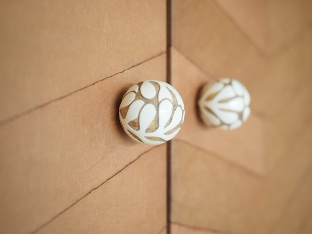 a-wood富沢麻子さんの木彫つまみ（吊り戸棚）