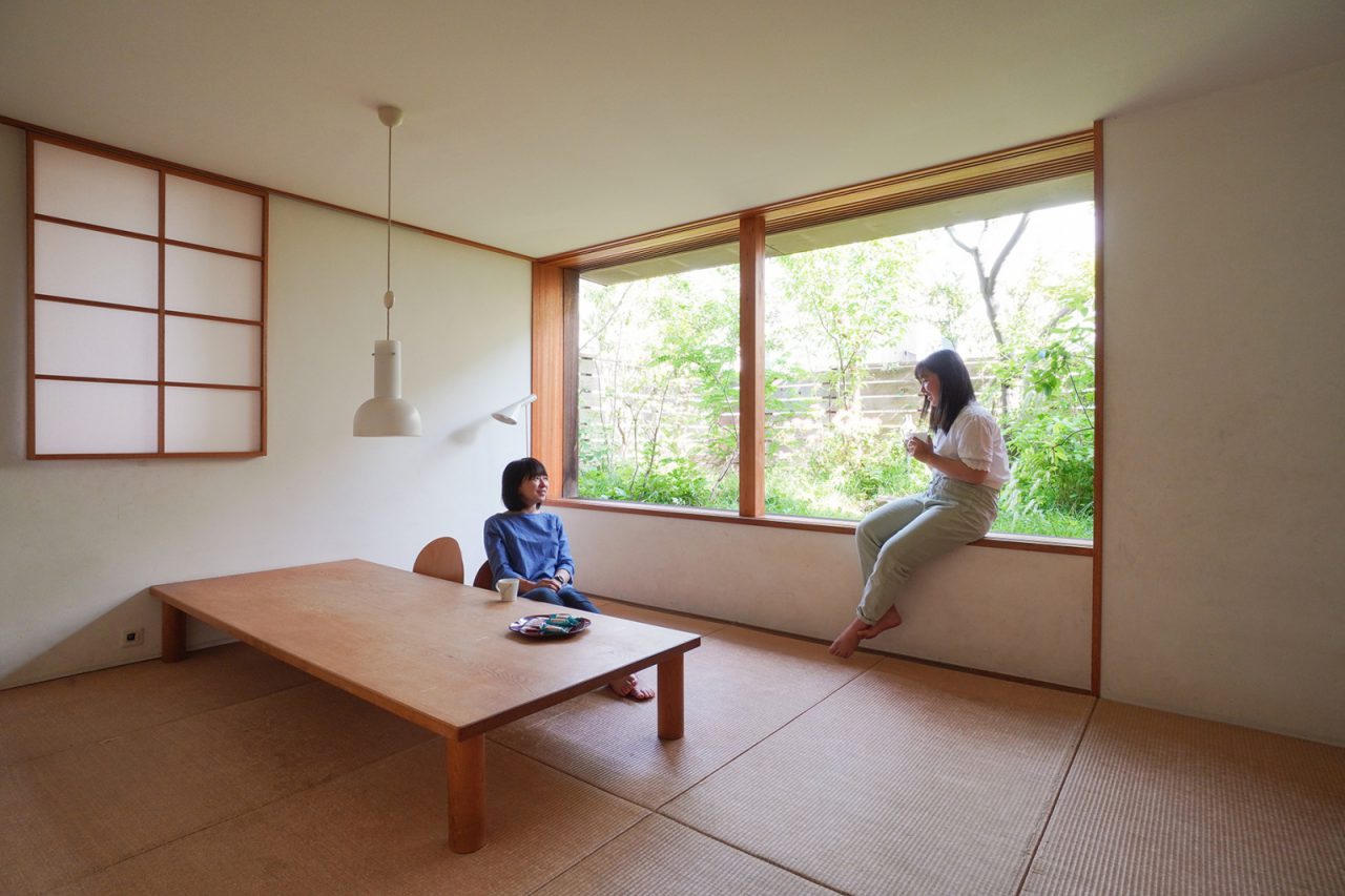 庭に近い窓際は特等席。床座とはまた違う目線で庭や空間を楽しめる