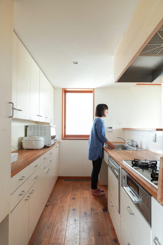 キッチン天板は木。オイルでお手入れしながら15年、まだまだ使えそうですとのこと