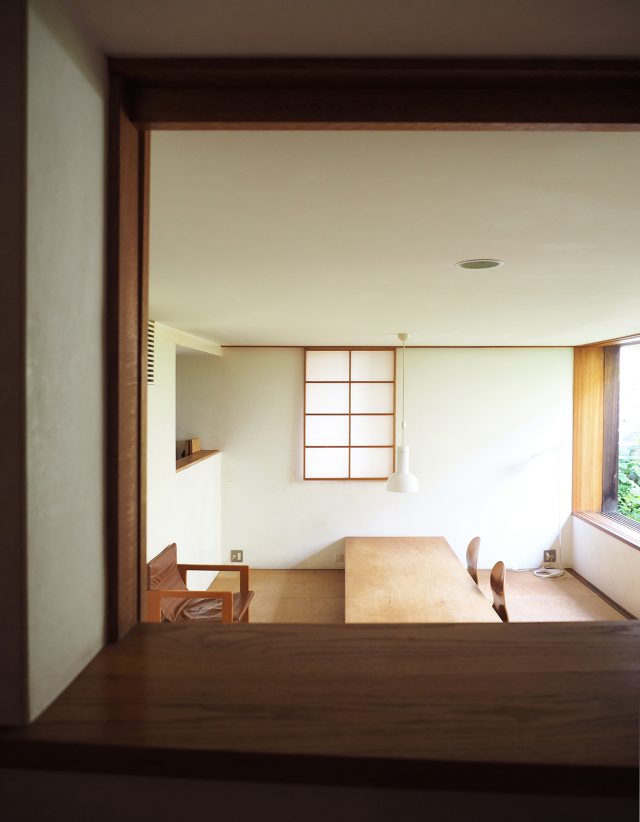 玄関ホールの小窓からリビングを眺める