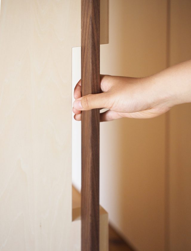 建具の取手は収納の引手に干渉しないように彫り込まれ、握り心地もよく