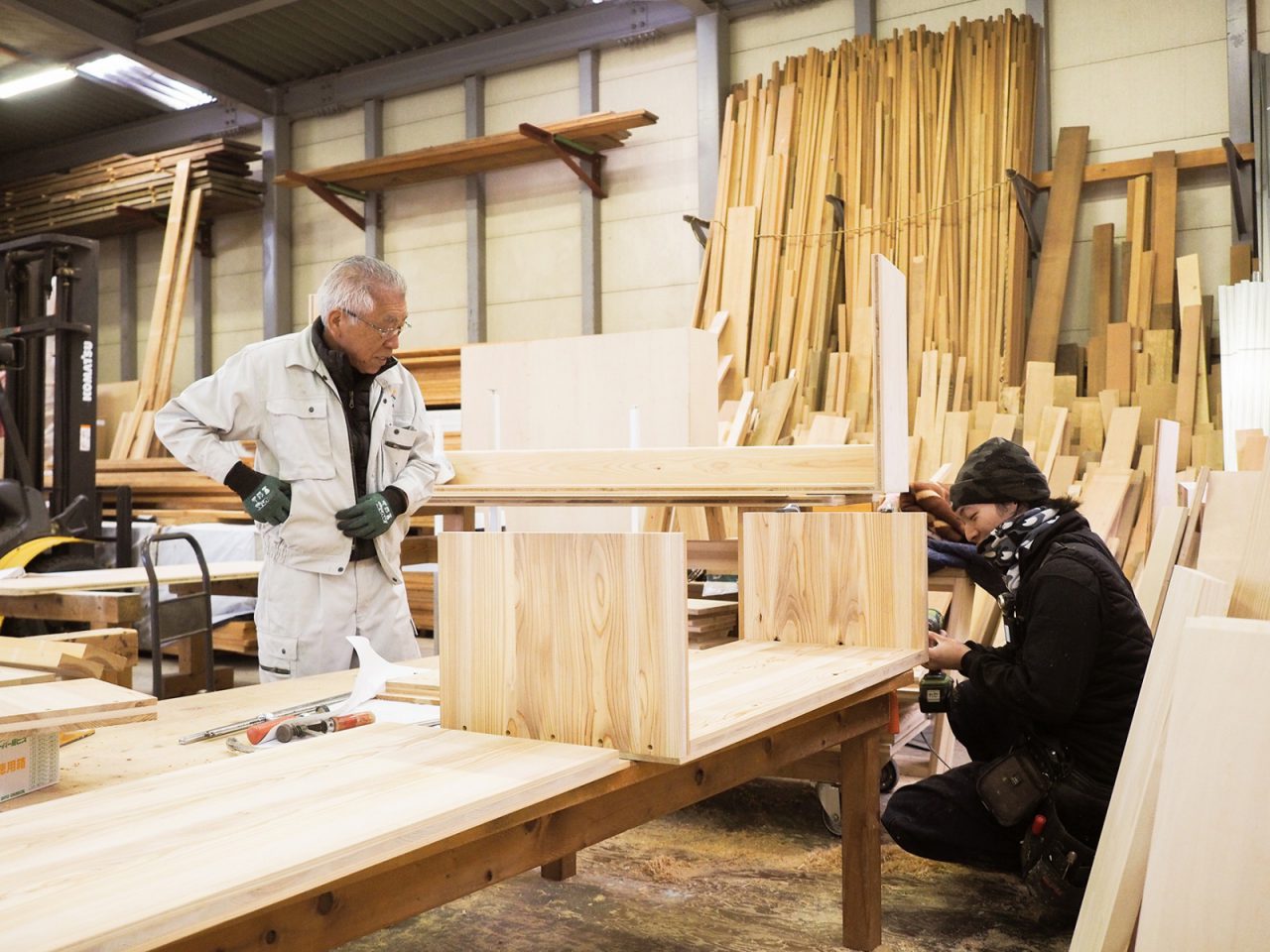 加工場での家具製作の様子