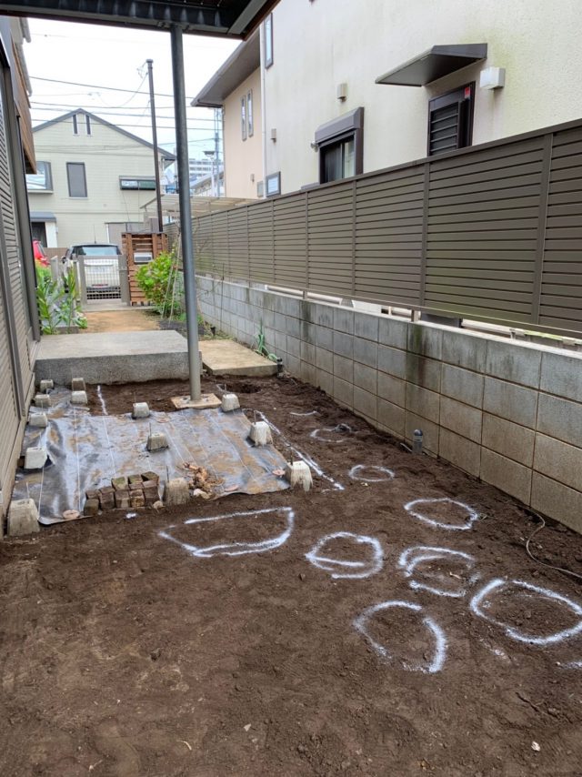 施工中の様子。土の色味もあり暗い印象だった。