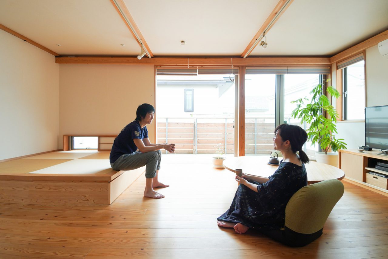 明るい2階のバルコニーは食事スペースとしても利用しているそう