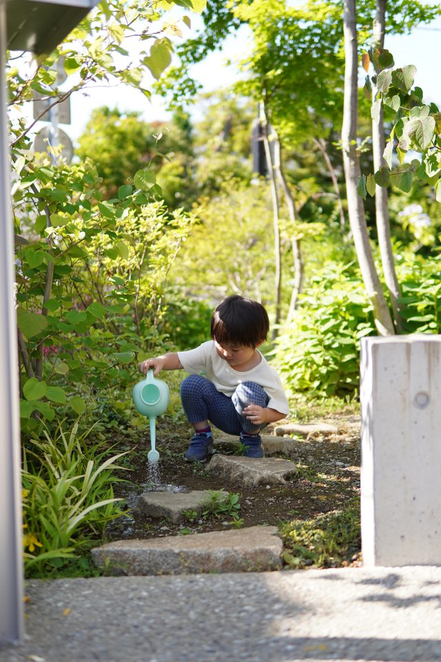 庭の一角で泥遊び
