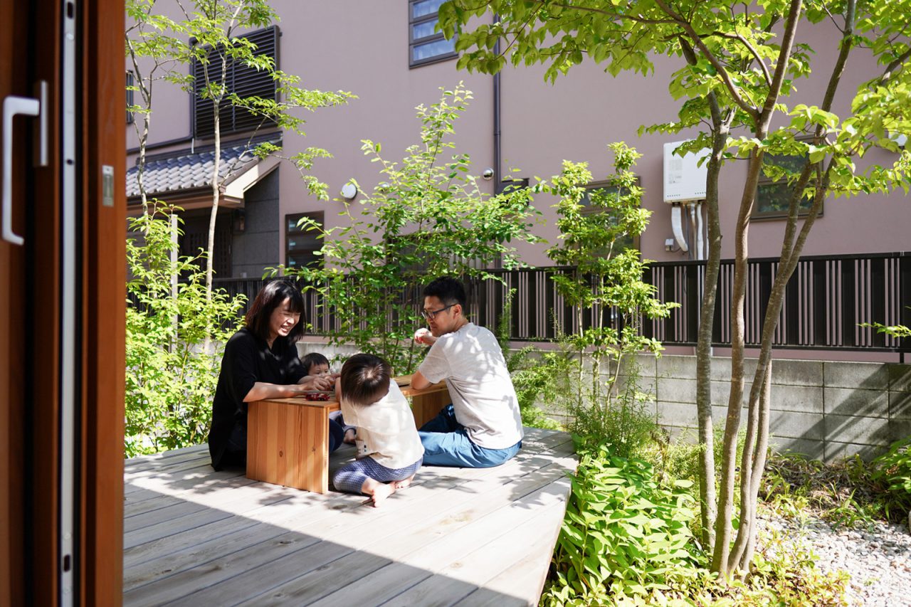 リビングから繋がるデッキで家族団欒