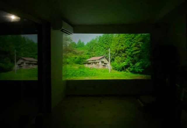 広い空間で壁面にプロジェクターで投影して映画を眺めることも。