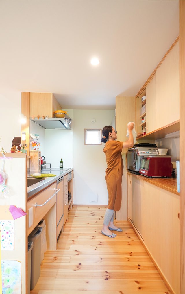 キッチンの造り付け収納は市販ケースがぴったり