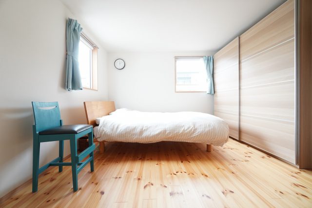 １階寝室。手前はご主人がDIYで塗装した椅子。