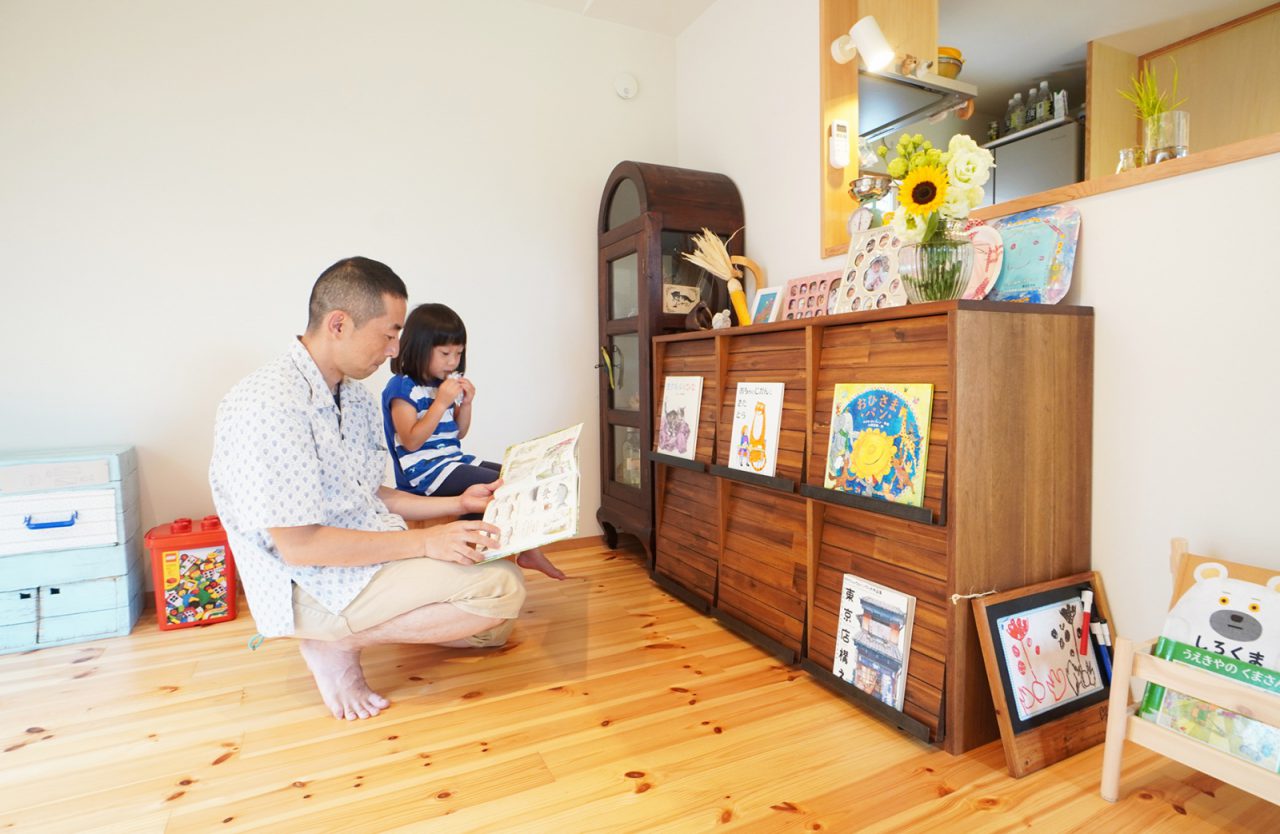 キッチン前は絵本コーナー