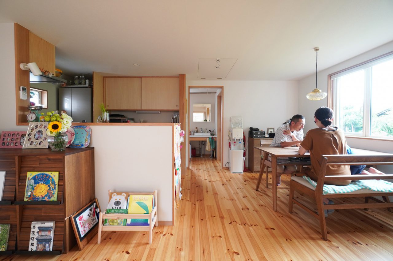 大きな窓に面したダイニングスペース