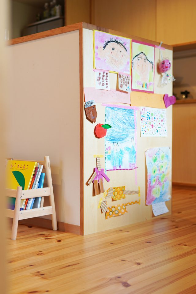 キッチン側面は娘さんの作品ギャラリーに