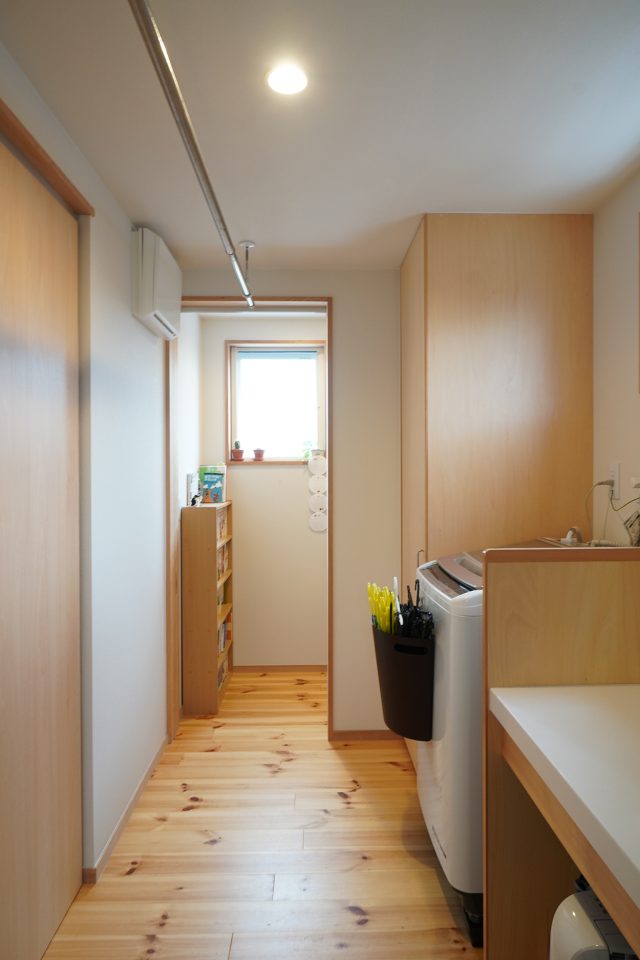 2階水廻り（奥からトイレ・洗濯室・洗面所）