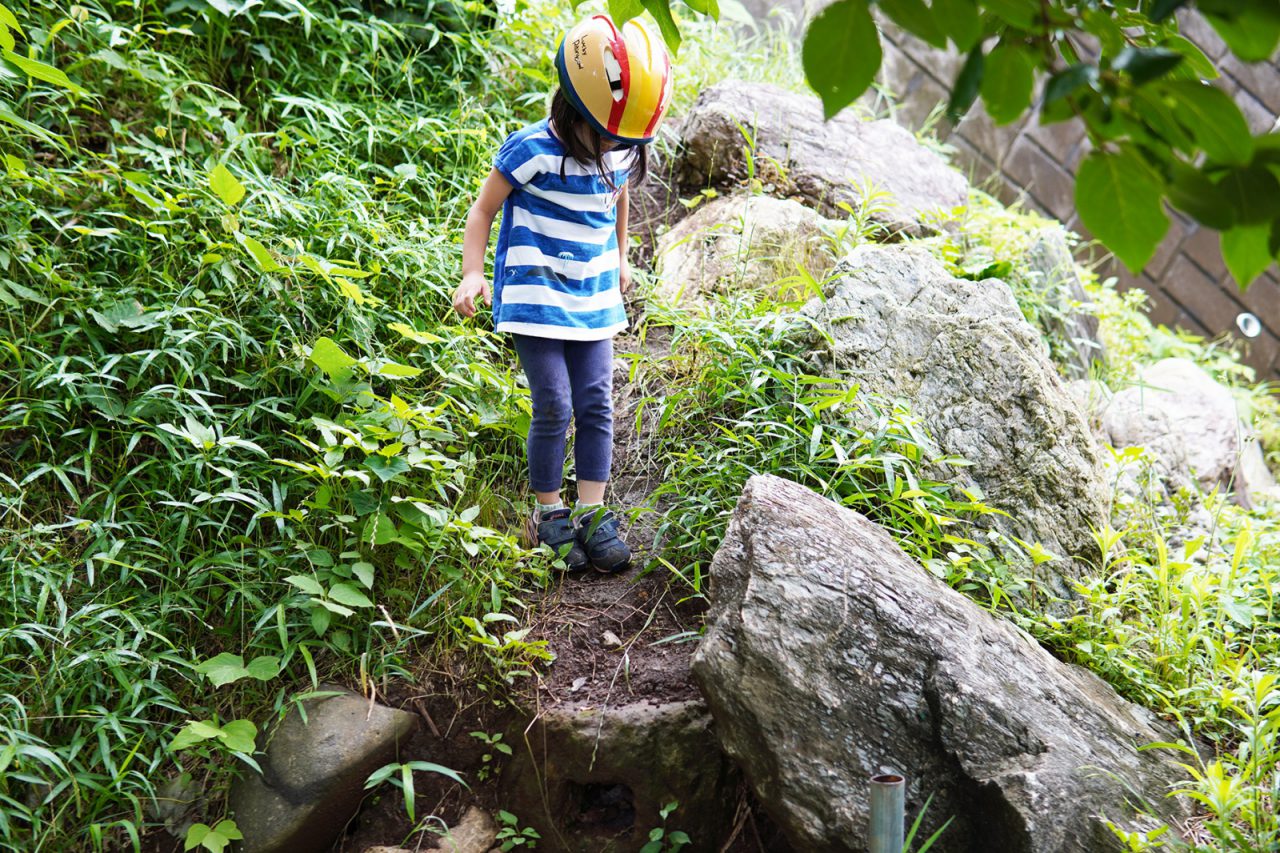 少しぬかるんだ裏山の道も娘さんは慣れっこ