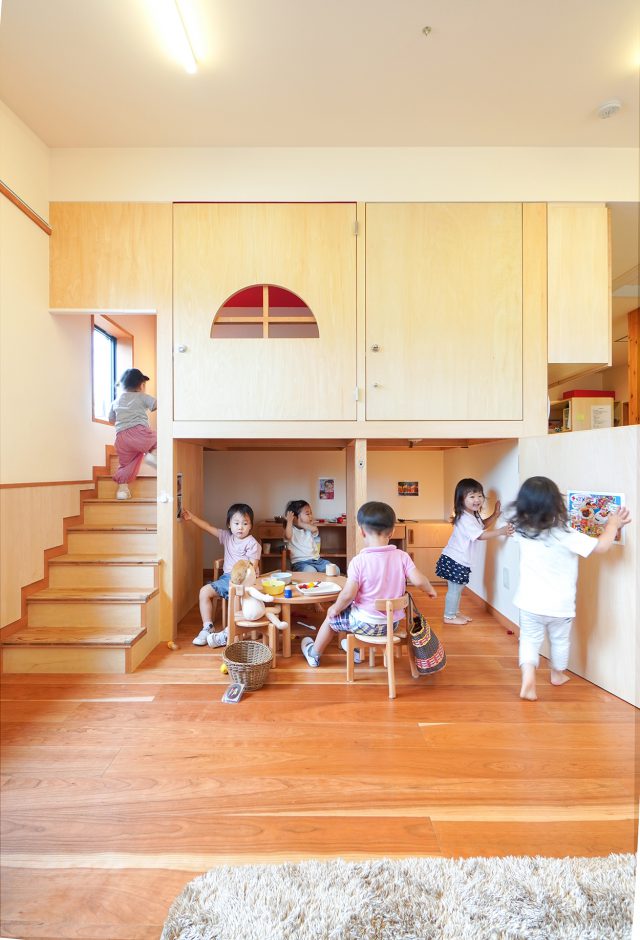 2歳児保育室。階段の先には小部屋があり、思わず階段を上り下りしたくなる空間です。