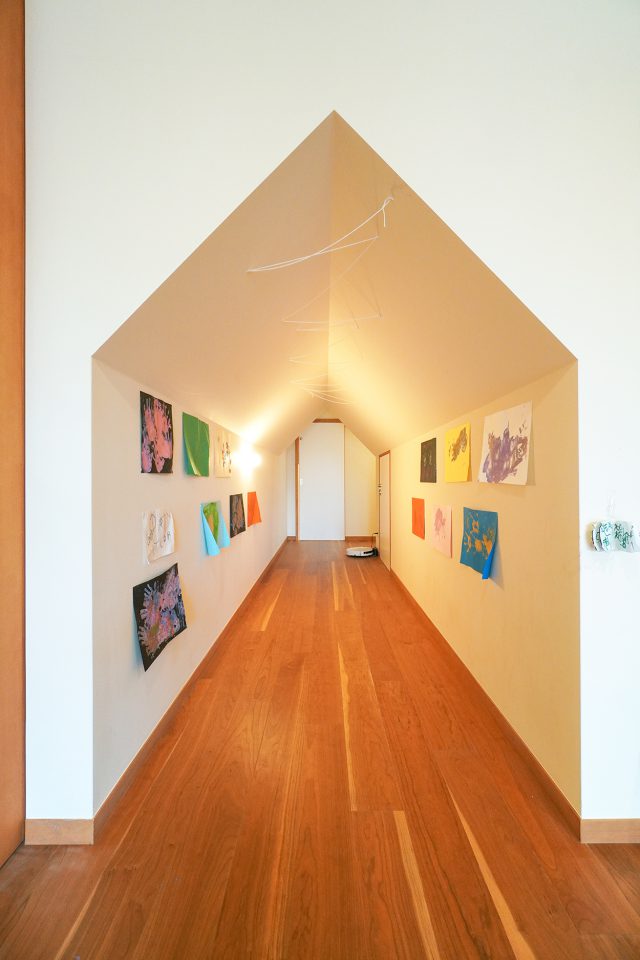 トンネル状の廊下はギャラリーに