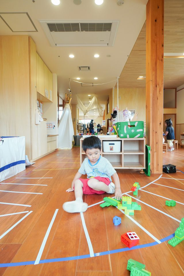 床にはテープの線路が敷かれています