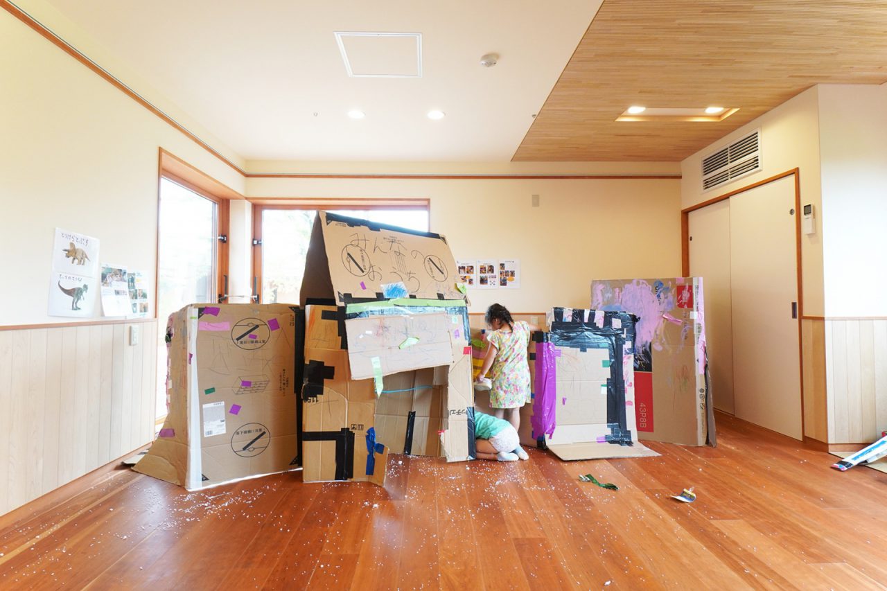 部屋いっぱいに建てられた「みんなのおうち」