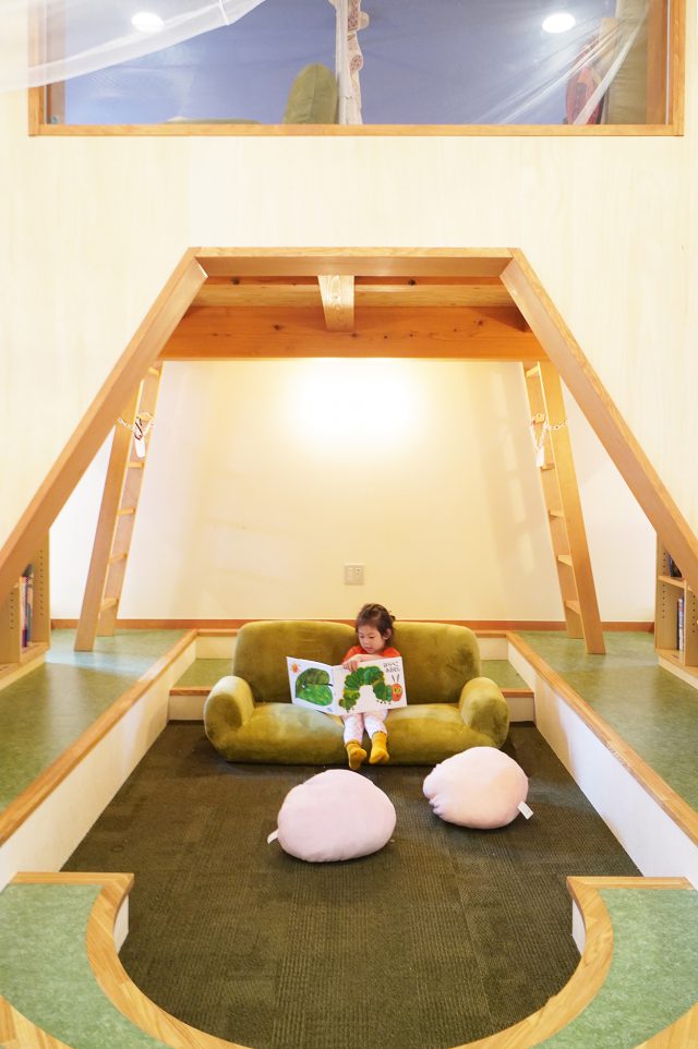 秘密基地のような絵本コーナーでリラックス