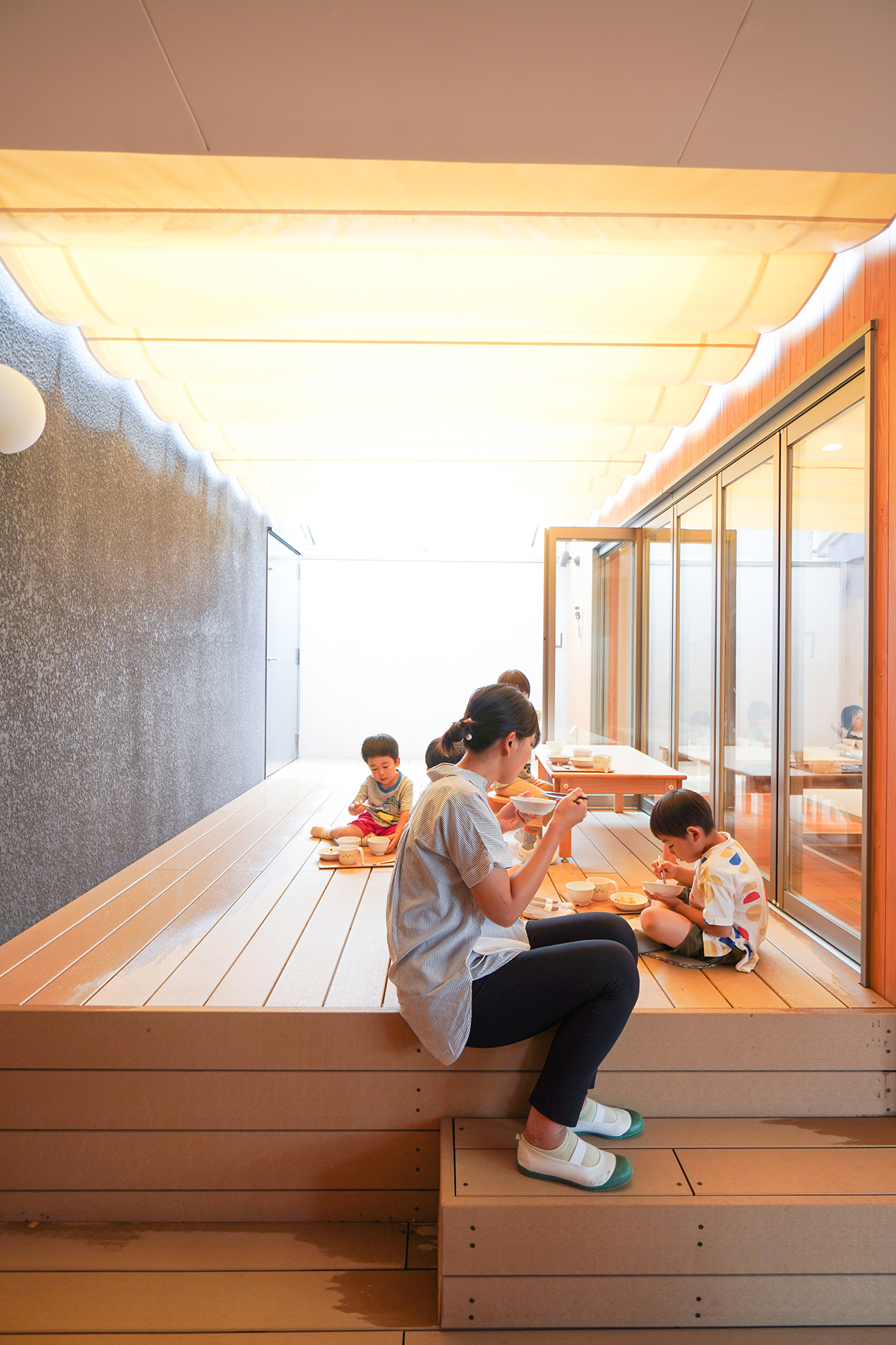 ホール横のテラスでは、男の子グループが賑やかに食事をとっていました。