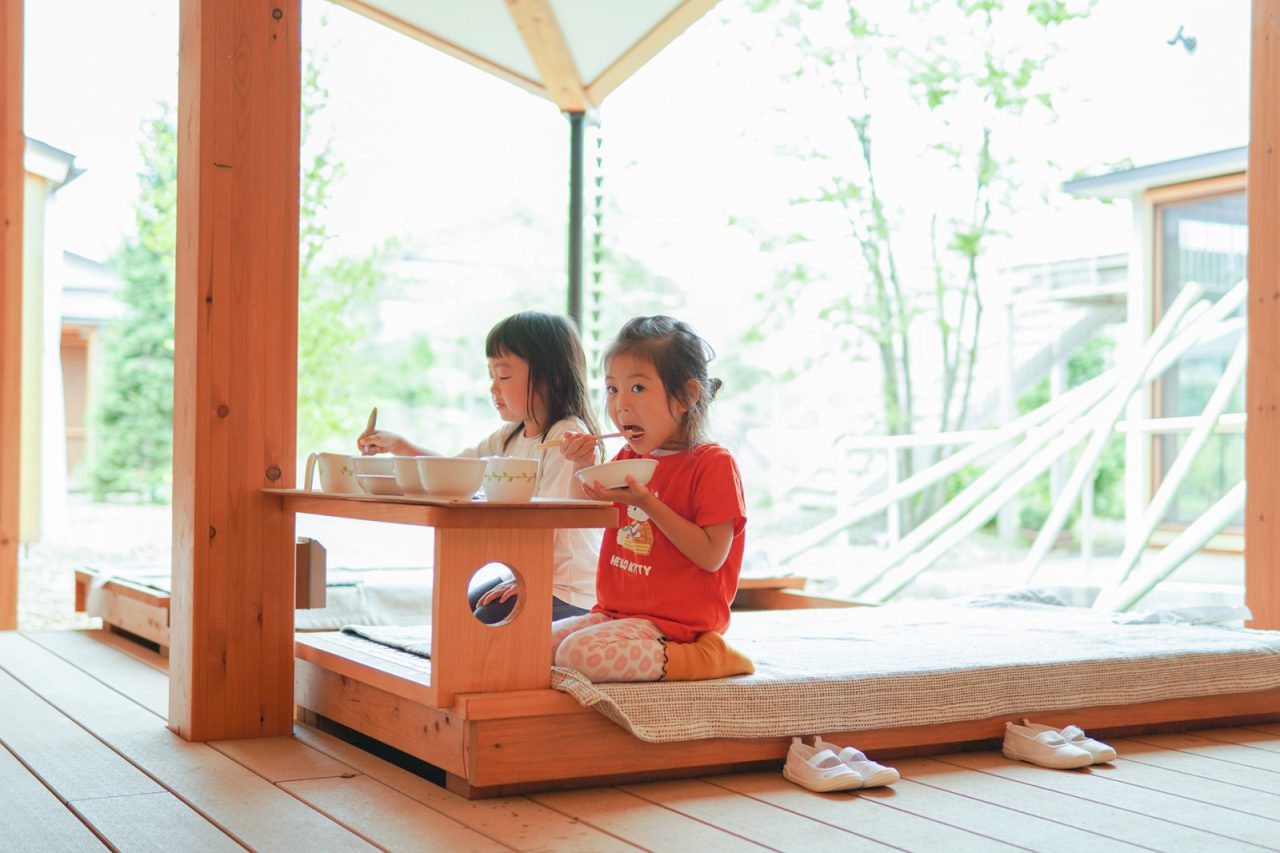 園庭に面した縁台で、風を感じながら食べる給食は格別。