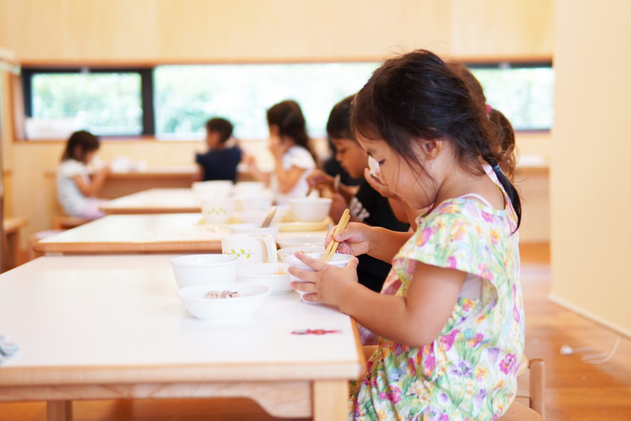 ホールには、テーブルや掘りごたつだけではなく、窓に面したカウンター席もあります。