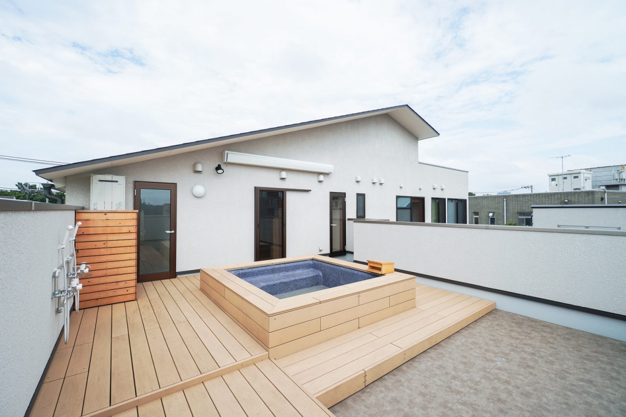 テラスにある露天風呂。延長保育の際に1日を振り返りながら入浴します。帰宅が遅くなっても、子どもも親もゆったり過ごせますね。