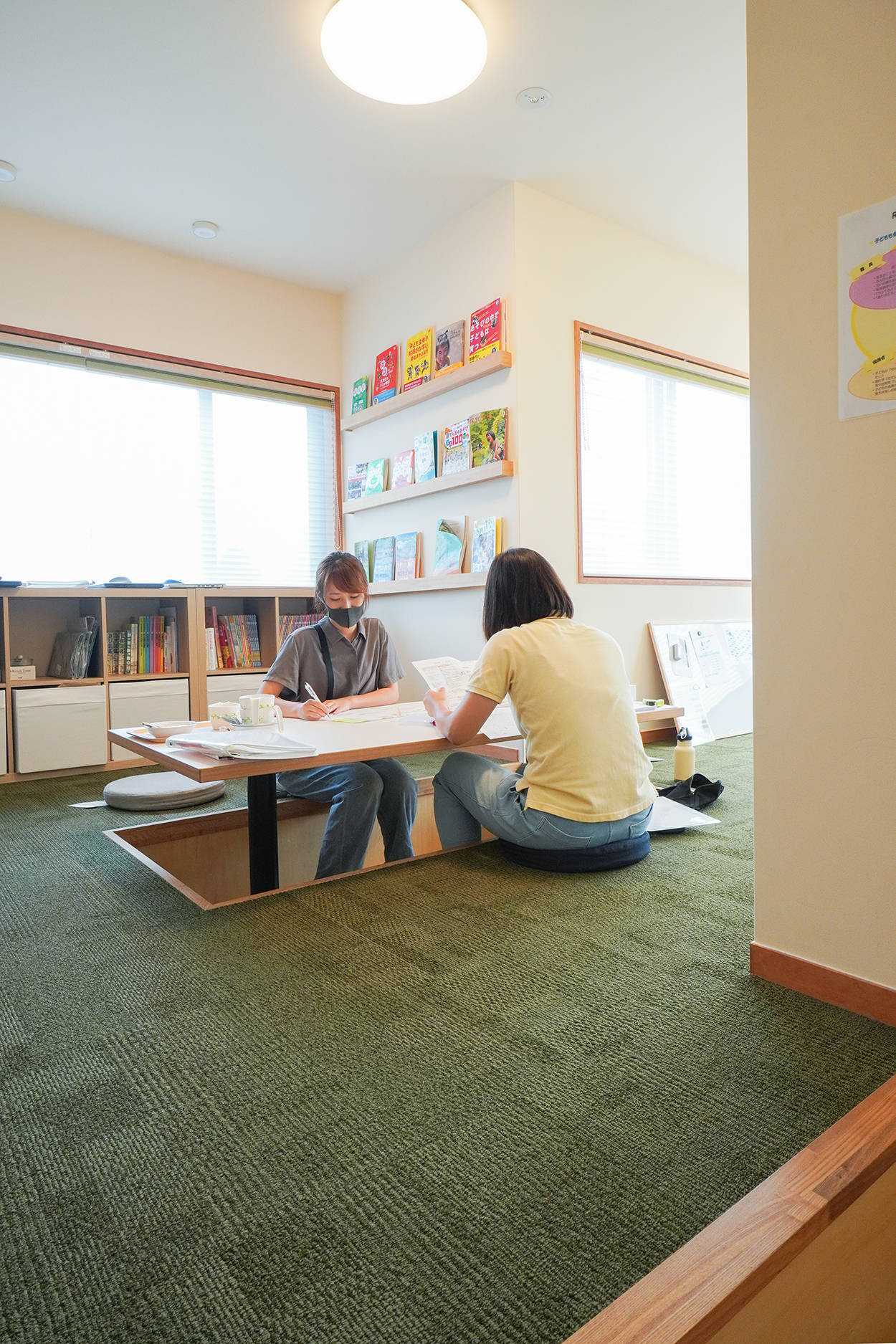 掘りごたつで、くつろげる職員室。