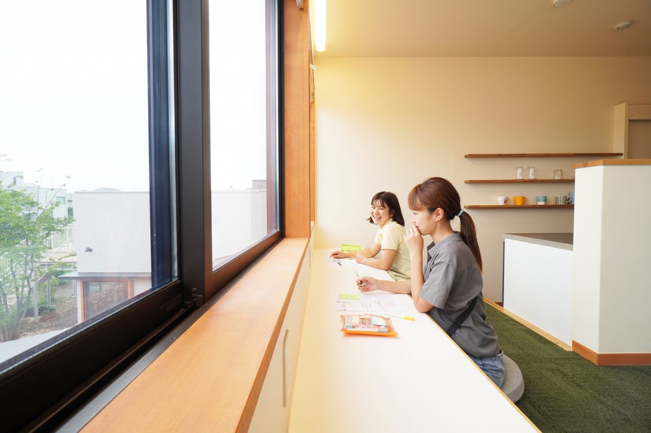 カウンターで外を眺めながらほっと一息。