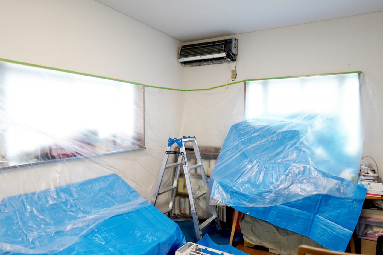 養生後)ビニールと養生テープですっぽりと覆われたリビング