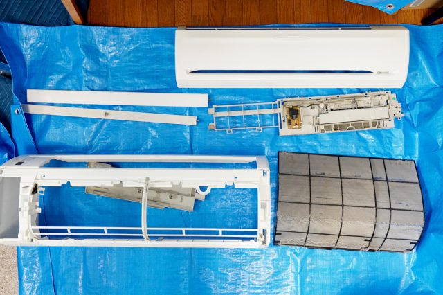 分解されたエアコン