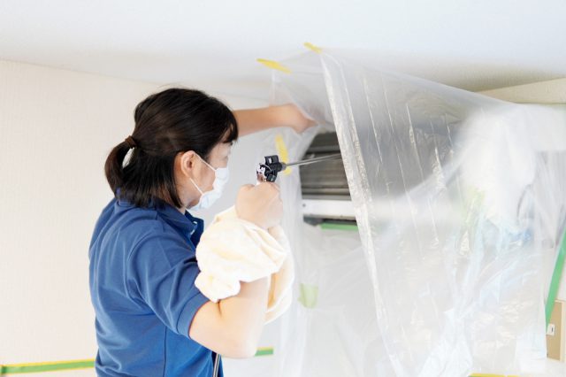 液状の洗剤をつけたあとに水で洗浄