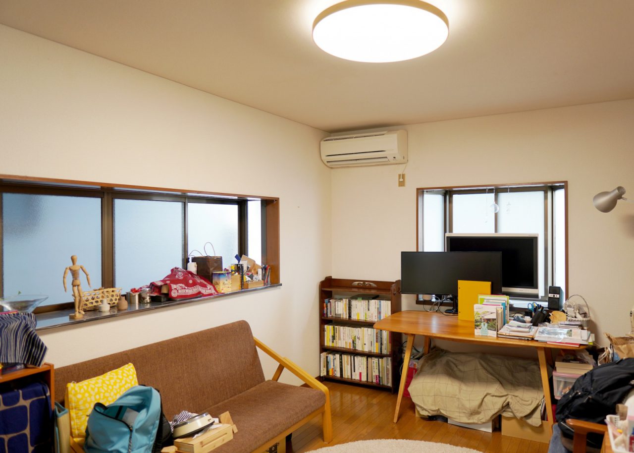 養生前)家具や小物類が多いリビング