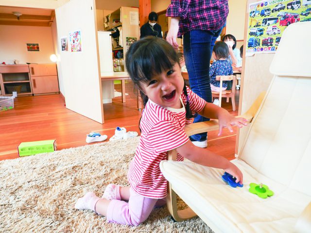 2歳児保育室でも、思い思いの遊びに熱中！