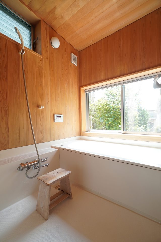 大きな窓から庭が眺められる浴室。定期的なお手入れのおかげでとても綺麗。