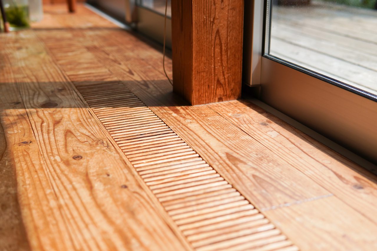 床は杉材。10年経っていい色艶に。