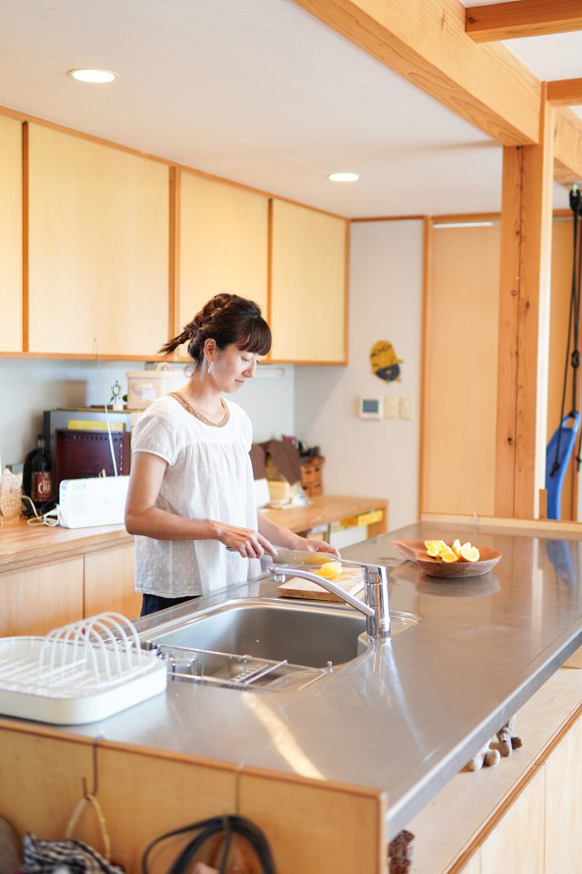 「シンク・コンロ・冷蔵庫が三角にまとまり使いやすいです」と奥様