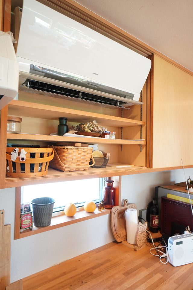 エアコンはキッチン棚の中に