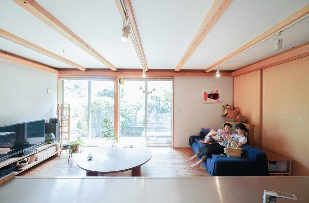 キッチンから。家族の様子や庭を見て料理できることが奥様の希望。