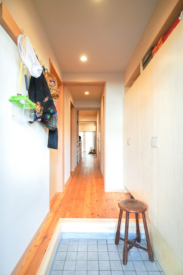 靴を脱ぎ履きしやすいよう広くとられた玄関。