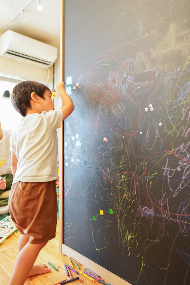 壁にマスキングテープを貼って黒板のように。