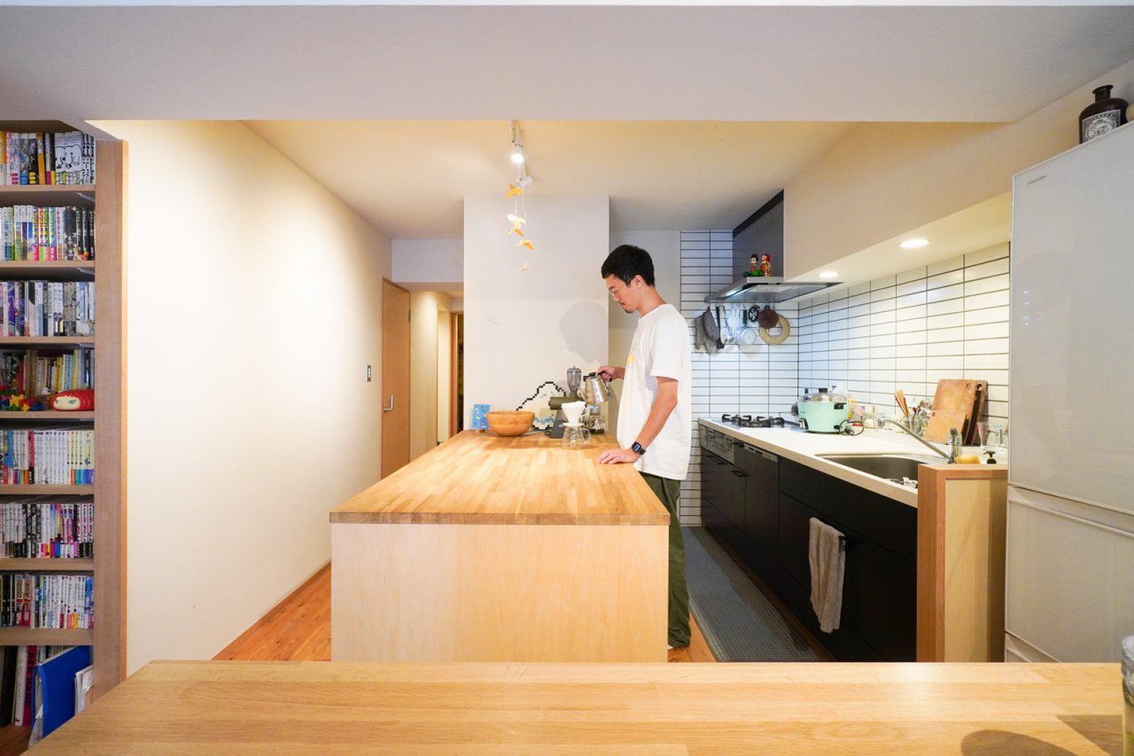 カウンターは帰宅後の荷物置き場としても活躍。