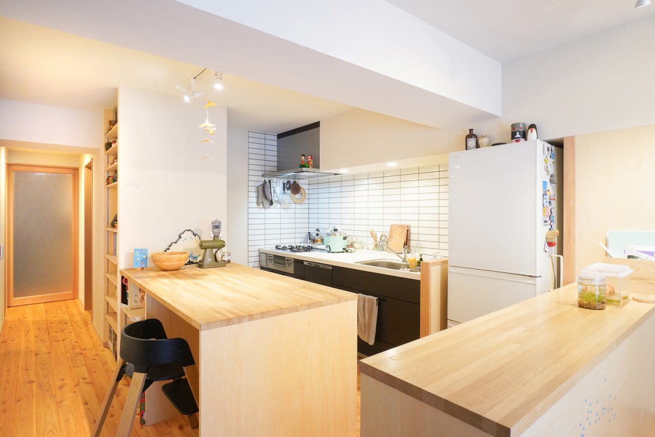 第二のテーブルとして機能する大きなキッチンカウンター。