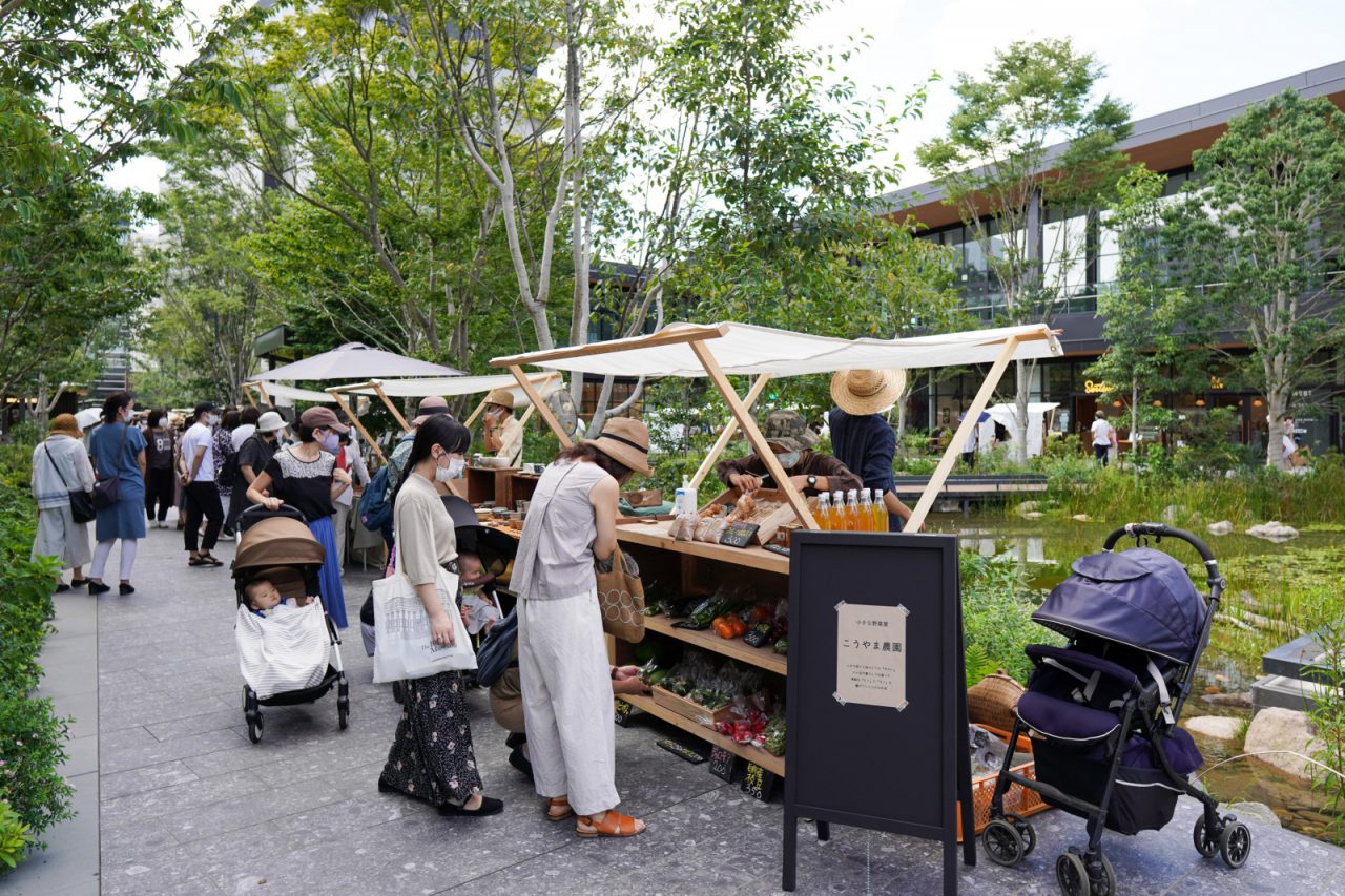 おいしそうな野菜や果物、ジュースを並べていたこうやま農園さん。