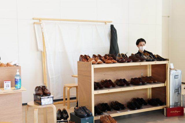 靴磨きをされている方も！展示している靴の光具合に腕の良さがあらわれています。