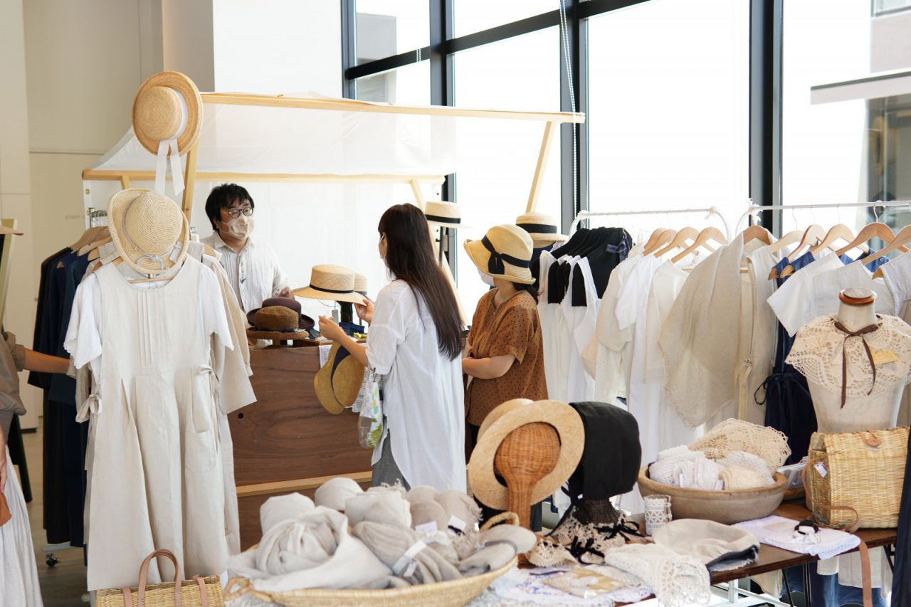 白や生成りの肌触りのよさそうな洋服を扱う屋台は女性のお客様もたくさん！