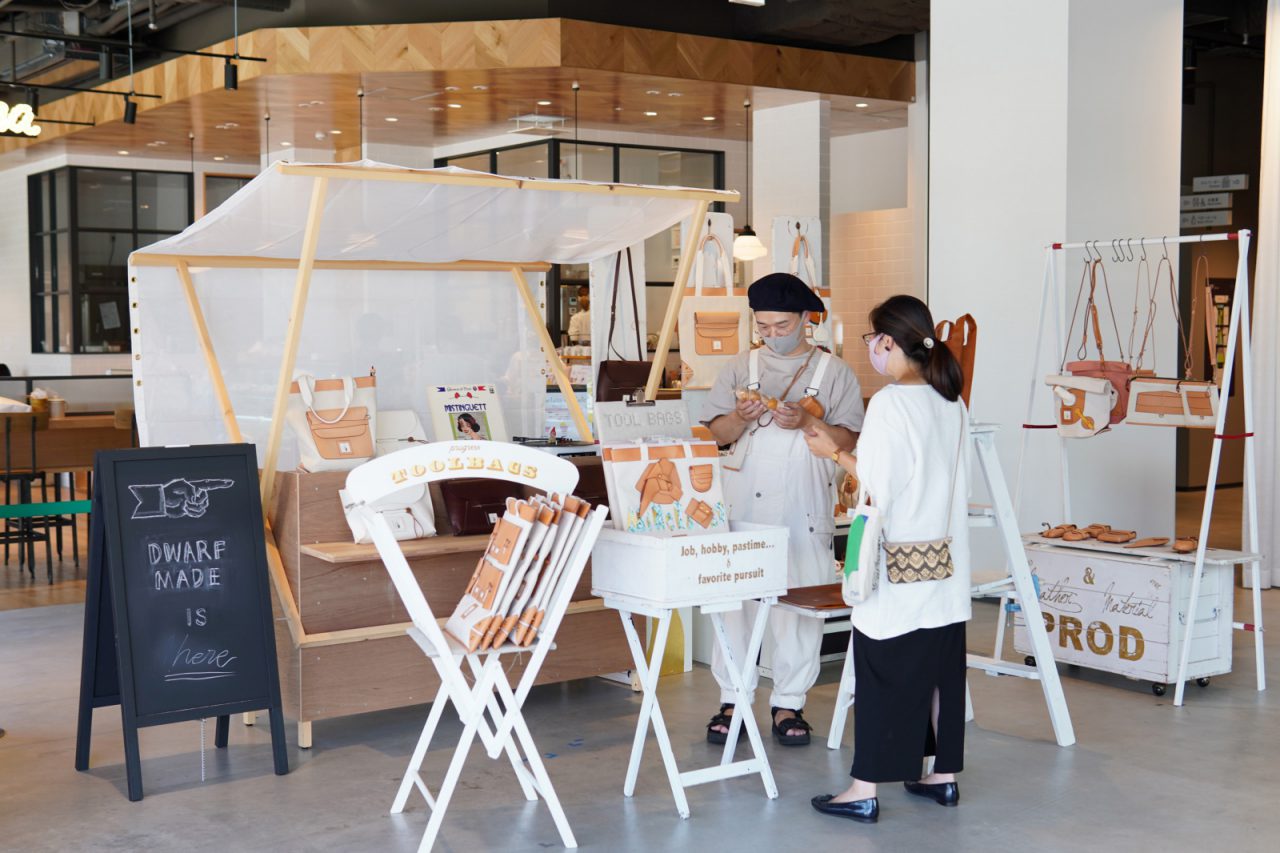 レザーグッズやバッグを出店するDWARFMADEさん。白い什器もおしゃれです。